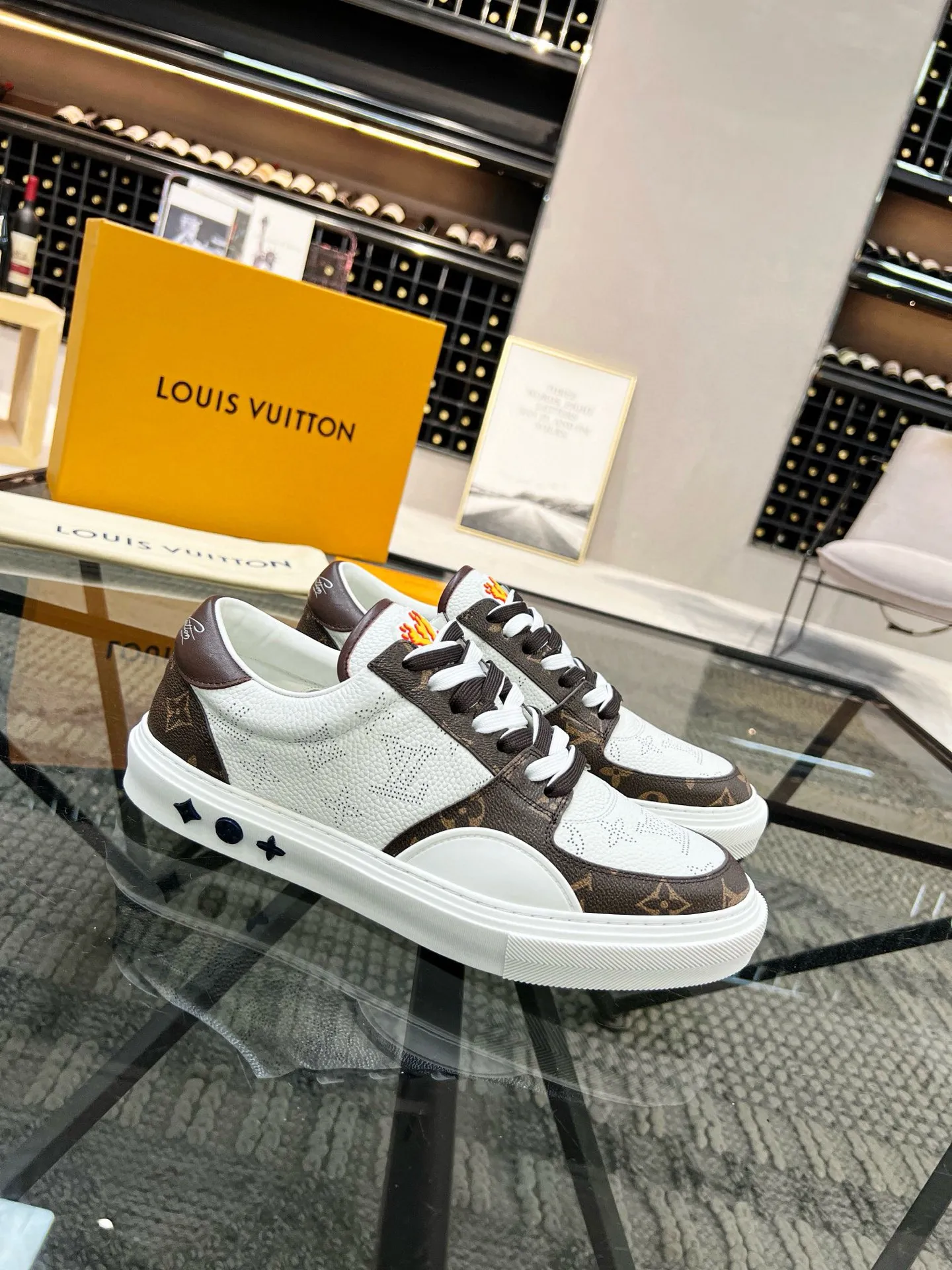 Factory price: 438💰LV top purchasing agent 🇮🇹 Lu Street Male God’s popular casual sneakers counter synchronized, uppers imported from Italy cowhide fabrics, colorful and complex handicrafts, imported water-dyed cowhide lining cowhide foot pads Soles: original soles specially provided by the factory, TPU exclusive movable molded soles super comfortable, original factory single goods, 🔍🔍high quality, you can enter and exit the counter at will, welcome to compare, code number 38-44 (45 can be ordered)